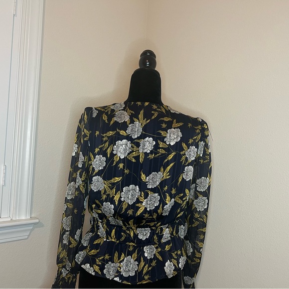 ASTR The Label V-Neck Long-Sleeved Top - Size Small - Picture 2 of 8